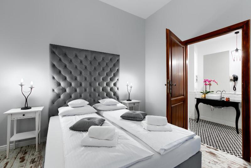 One-Bedroom Apartment image 3