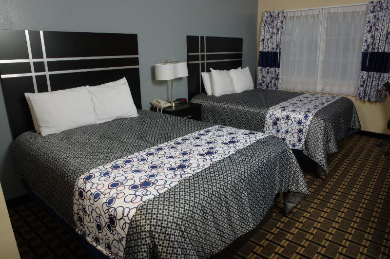 Standard Queen Room image 3