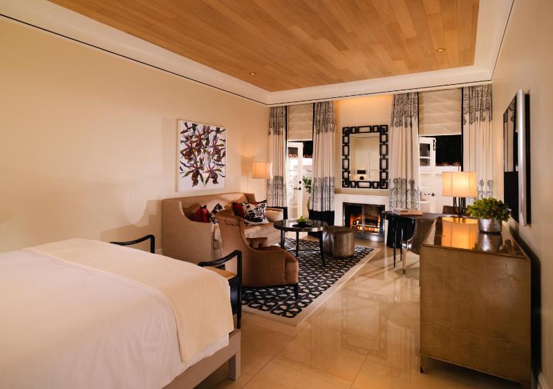 Grand Deluxe Room with Patio and Fireplace image 3