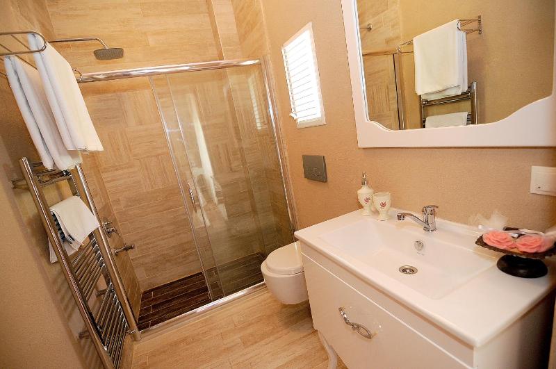 Queen Suite with Spa Bath image 2