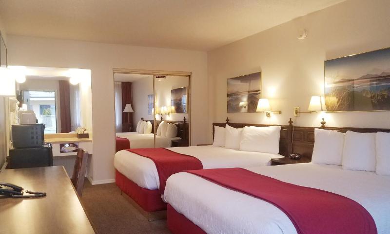 Deluxe Queen Room with Two Queen Beds image 2
