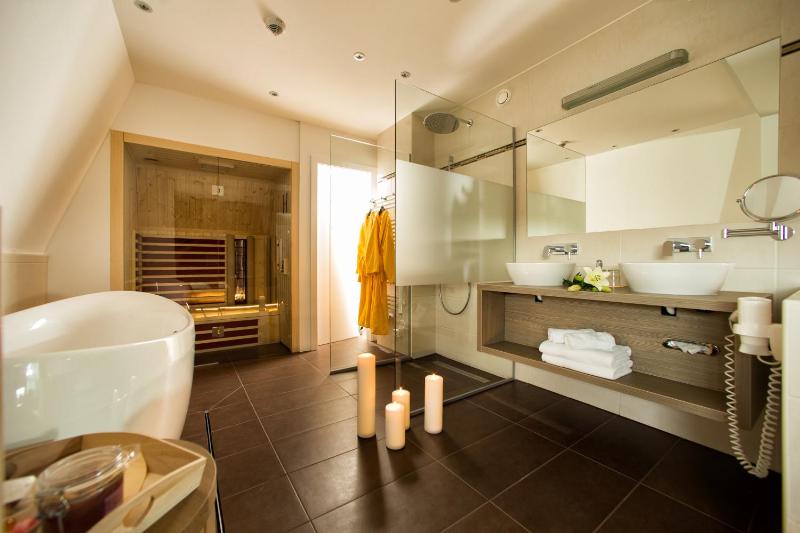 Deluxe Suite with Thermal Bath Access  image 3