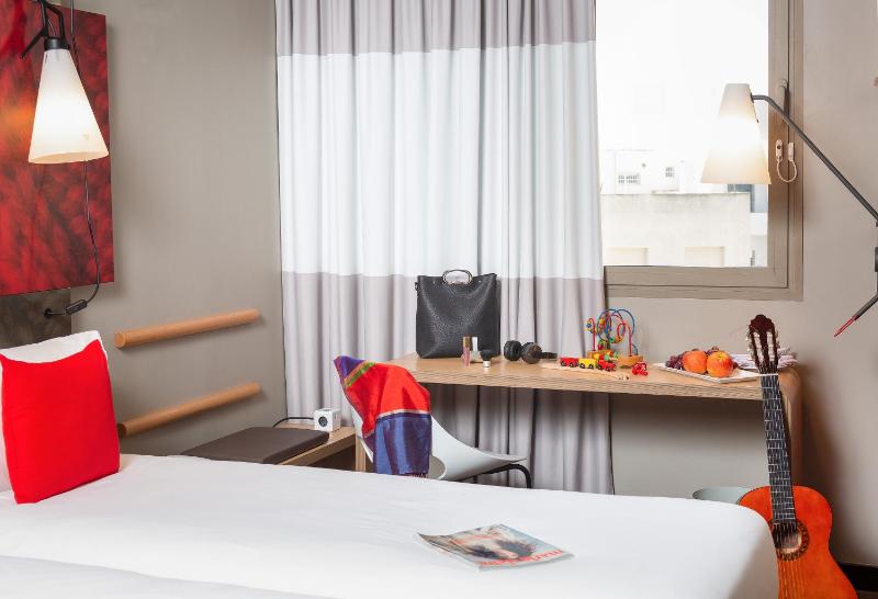 Standard Twin Room image 3