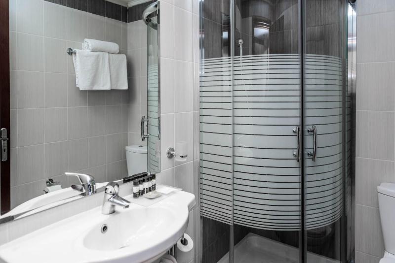 Standard Triple Room with City View image 3