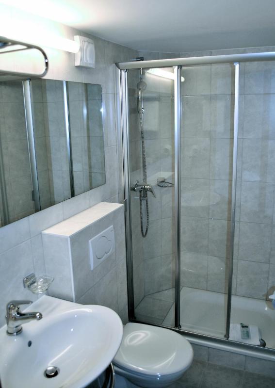 Queen Room image 2