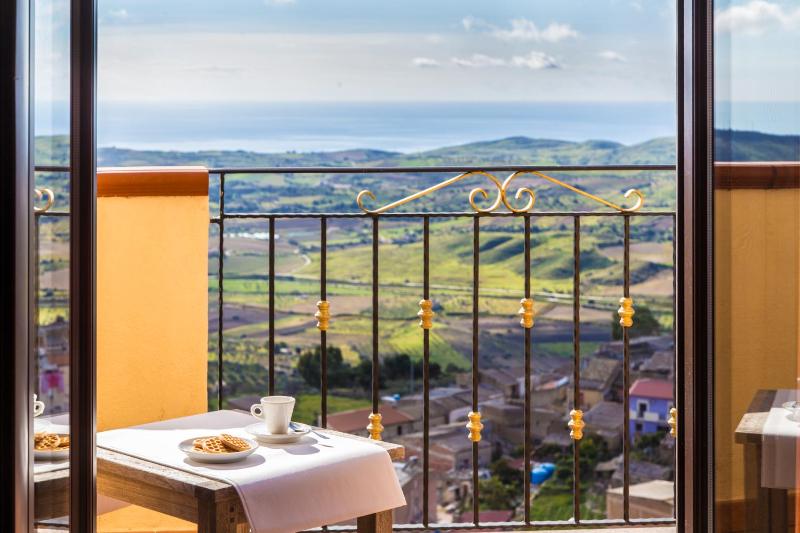 Quadruple Room with Sea View image 2