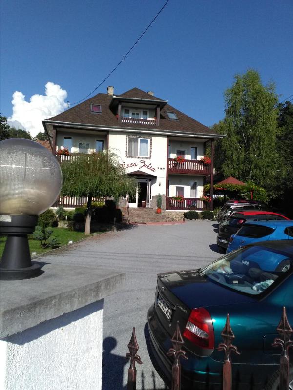 Seven-Bedroom House image 2
