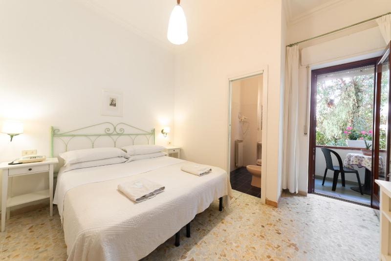 Standard Double Room image 3