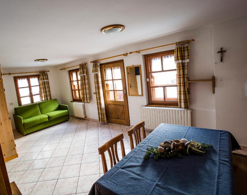 Large One-Bedroom Apartment image 3