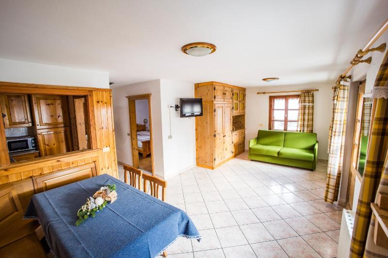Large One-Bedroom Apartment image 2
