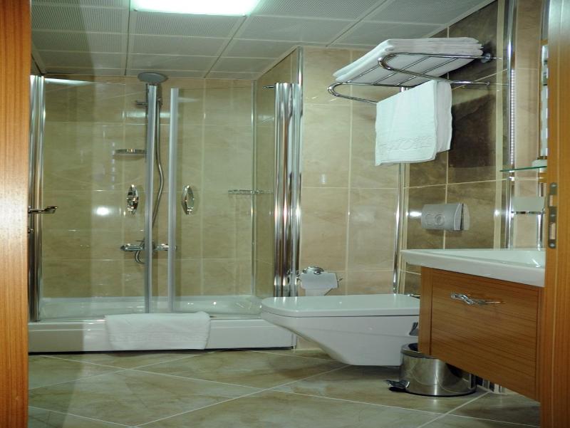 Standard Double or Twin Room image 3