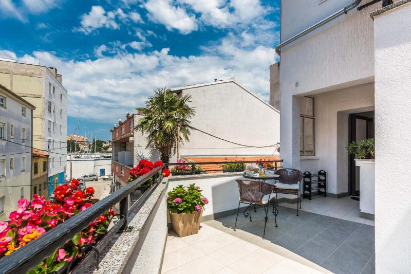 Digital Nomads Package - Standard Studio with Free Airport Shuttle & Office Equipment image 3