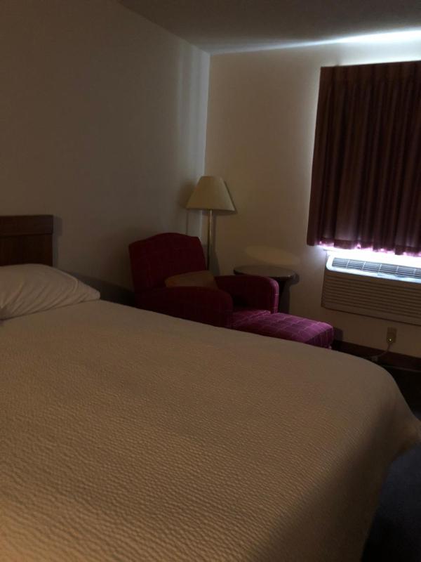 Deluxe Queen Room with Two Queen Beds image 3