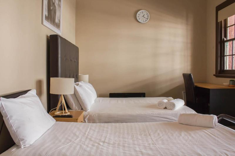 Triple Room with Balcony image 4