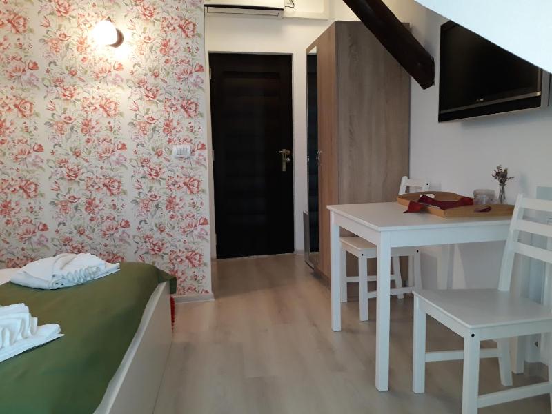 Double Room image 3