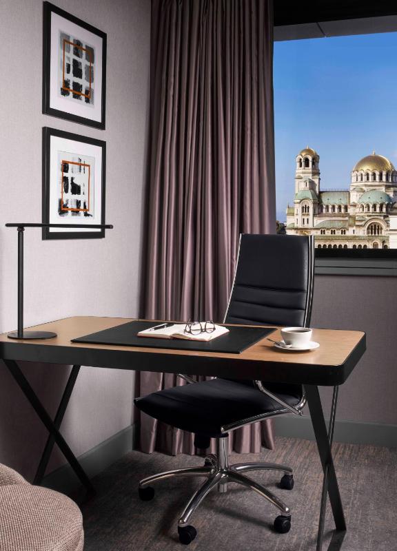 Classic King Room with Cathedral View image 4