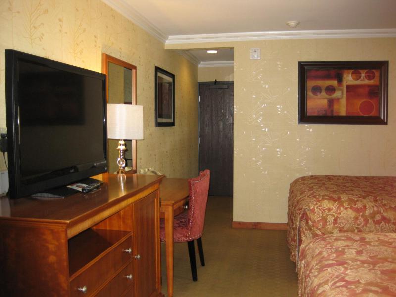 Deluxe Queen Room with Two Queen Beds - Non-Smoking image 3