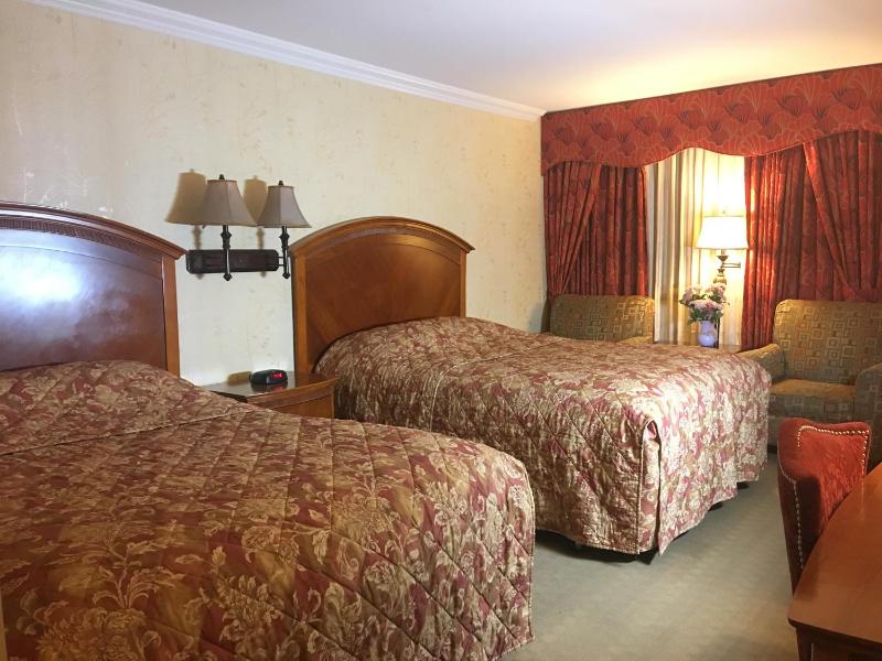 Deluxe Queen Room with Two Queen Beds - Non-Smoking image 4