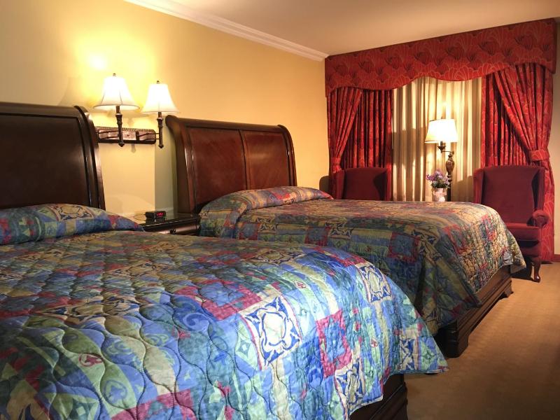 Deluxe Queen Room with Two Queen Beds - Non-Smoking image 2