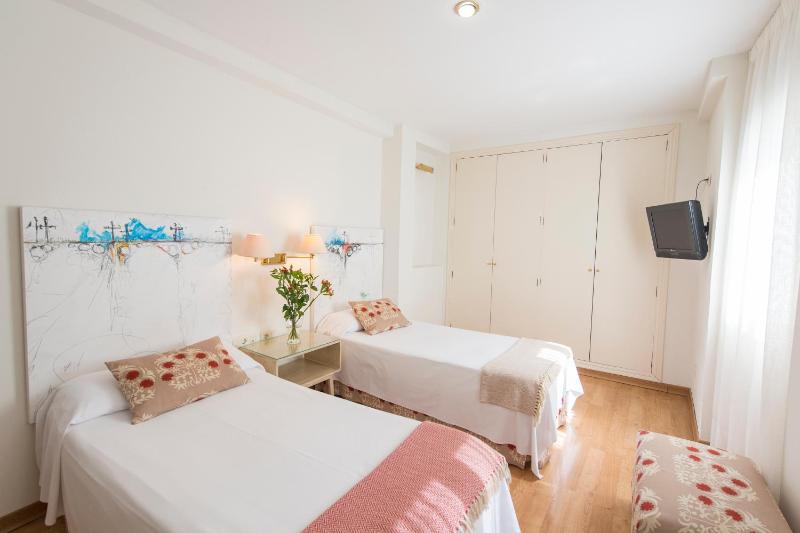 Double or Twin Room image 3