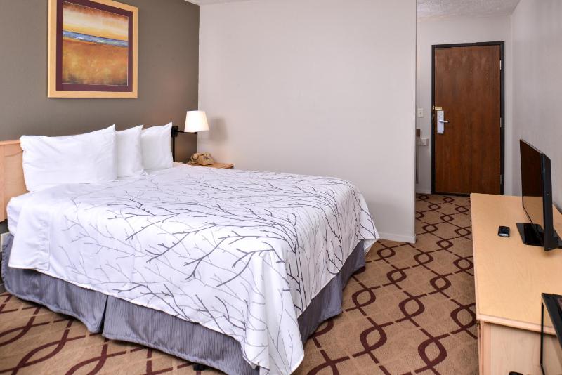 Queen Room image 2