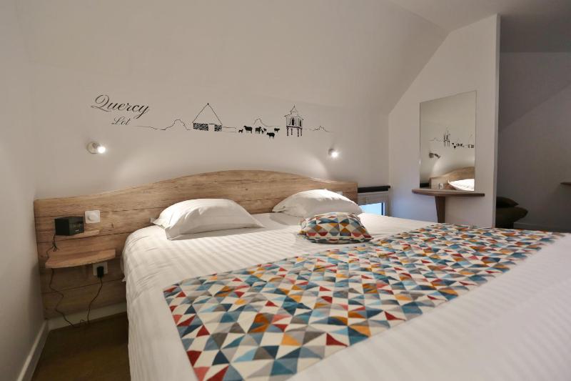 Deluxe Quadruple Room with Queen Bed and Kitchen image 3