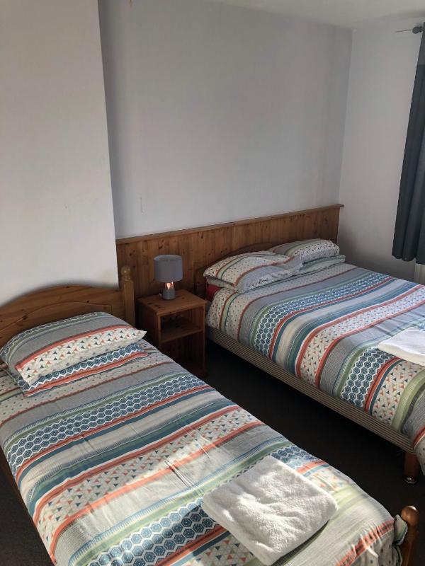 Economy Triple Room with Shared Bathroom image 1