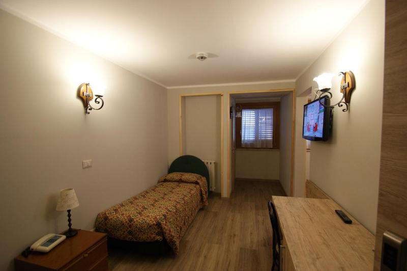 Superior Triple Room image 3