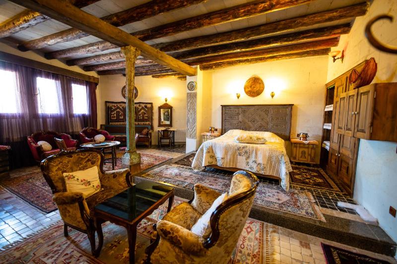 Deluxe Triple Room image 2