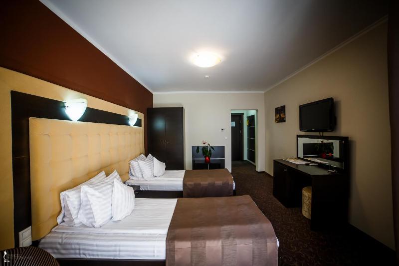 Twin Room image 4