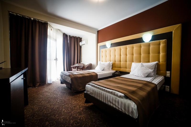 Twin Room image 3
