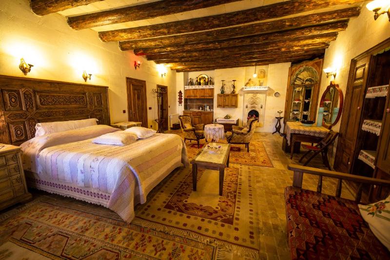 Deluxe Triple Room image 3