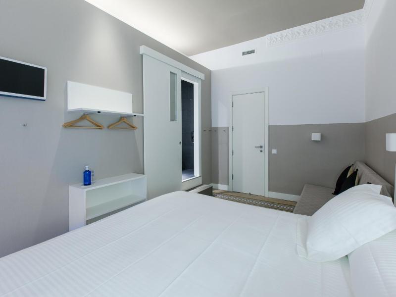 Superior Double or Twin Room with Balcony image 4