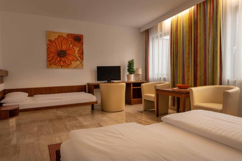 Triple Room with Bathroom image 1