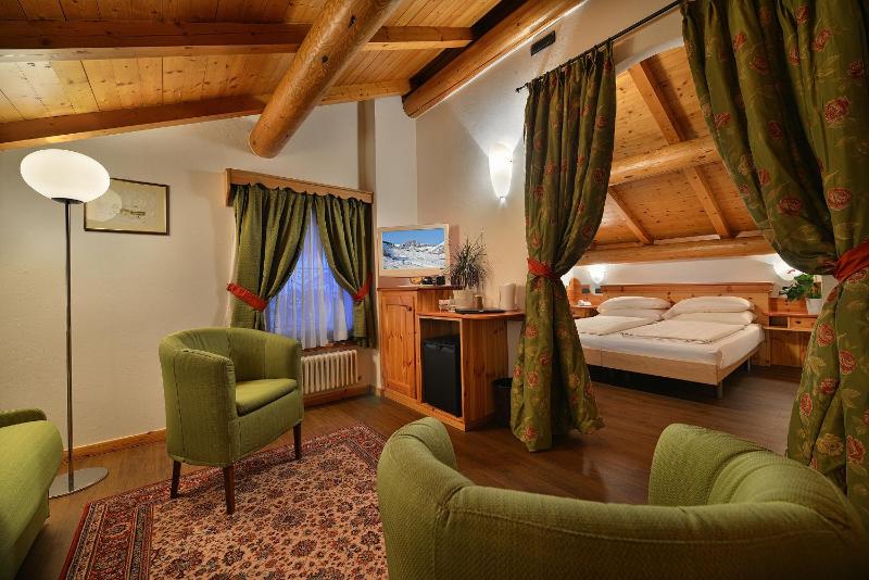 Suite with Hot Tub image 3