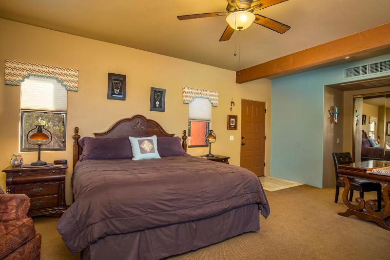 Native Spirits King Room with Mountain View image 1
