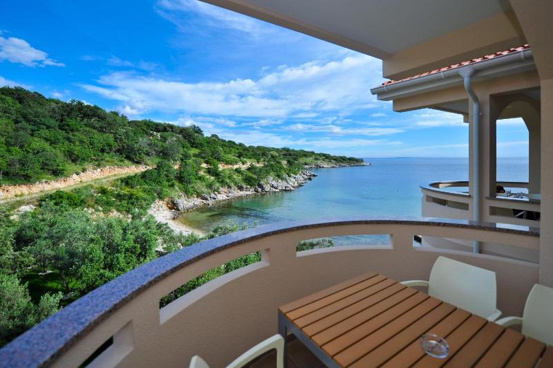 Two-Bedroom Apartment with Balcony and Sea View image 3