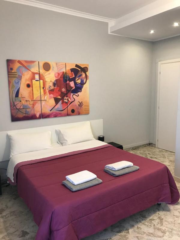 Deluxe Double Room with Balcony image 3