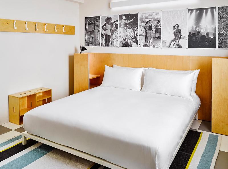 Superior King Room image 3