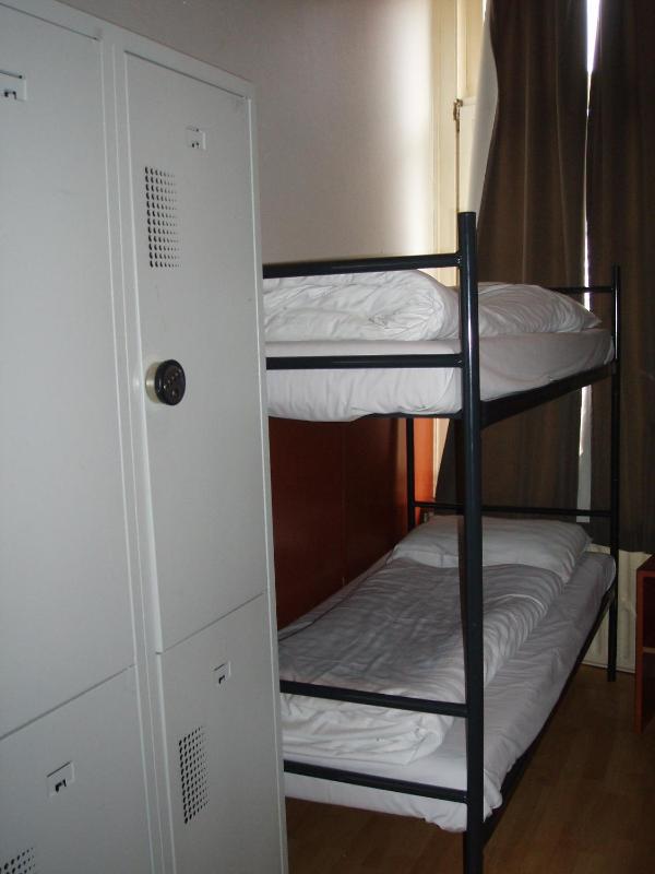 Quadruple Room with Shared Bathroom image 4