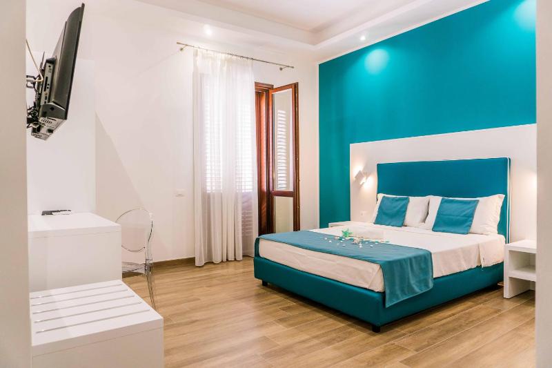 Deluxe Double Room with Balcony image 2