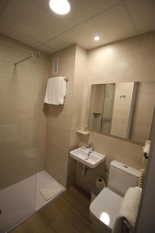 Twin Room image 2