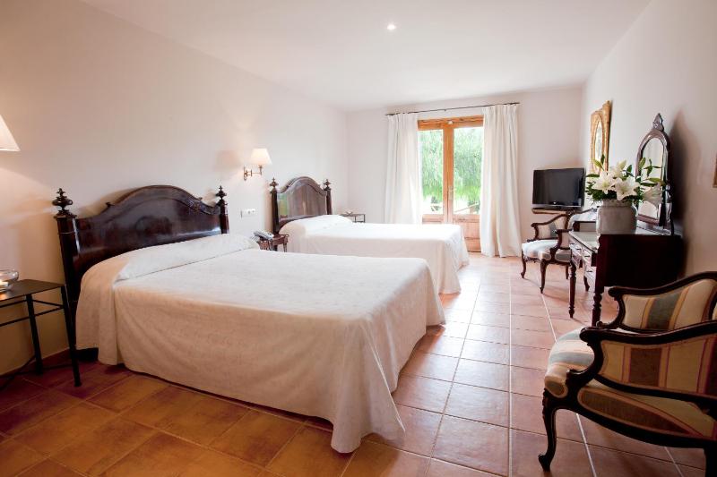 Superior Double Room (2 Adults + 1 Child) image 4