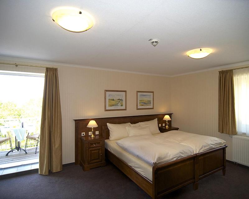 Deluxe Double Room with Balcony image 4