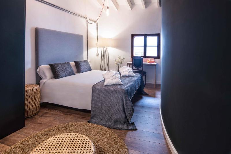 Deluxe Room image 3