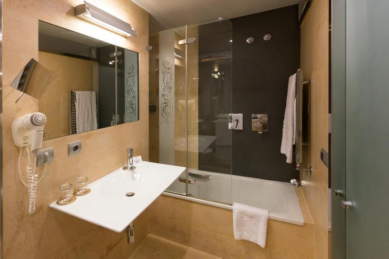 Double or Twin Room image 3