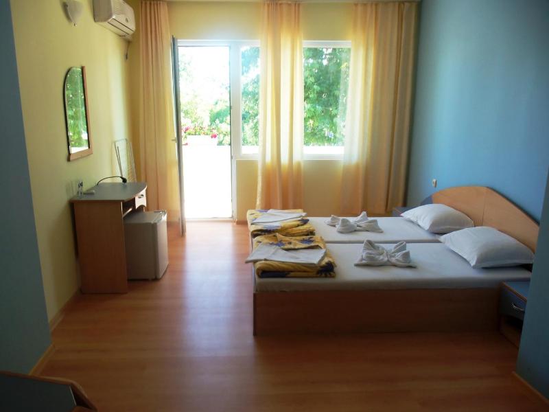 Deluxe Double Room with Balcony image 3