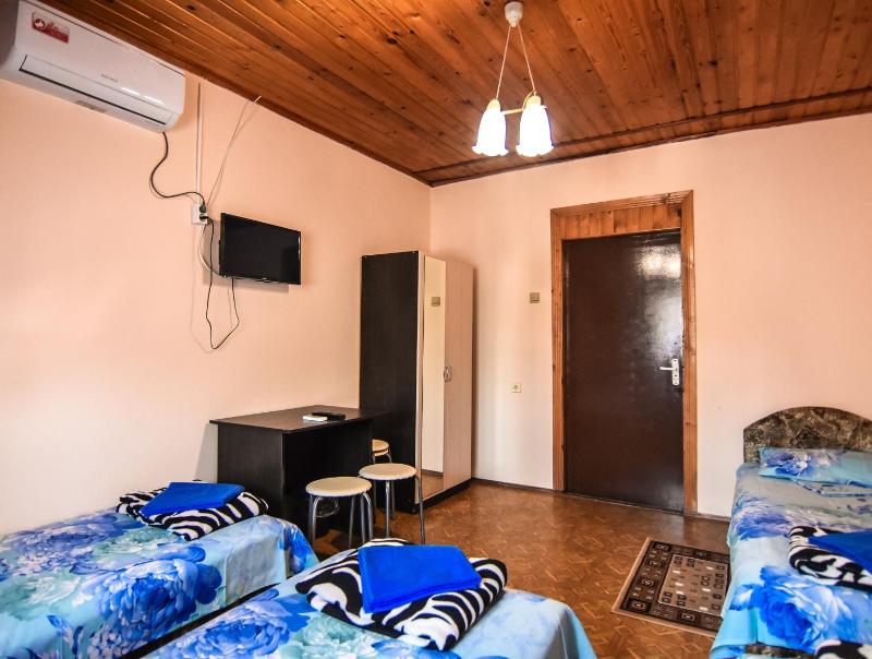 Quadruple Room image 2