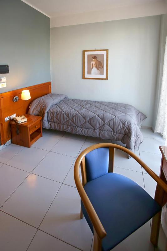Budget Single Room image 4