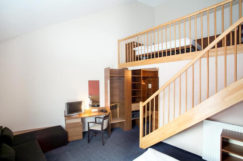Standard Quadruple Room image 1